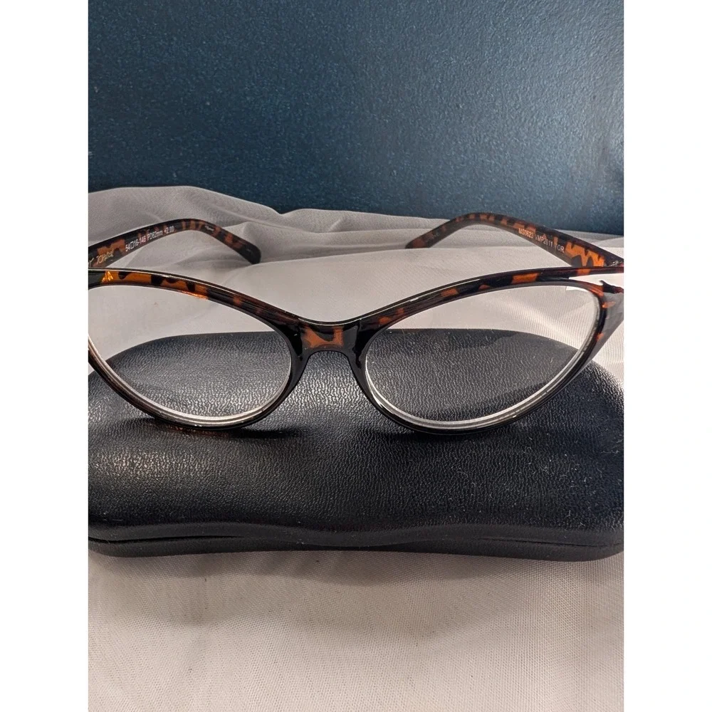 Betsey Johnson Cat Eye Reading Glasses +2.00 | Tortoiseshell Frames VMP2011 TOR